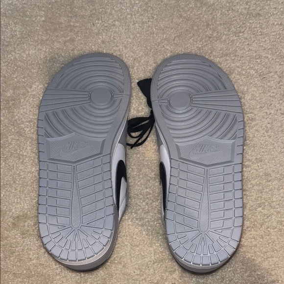 Air Jordan 1 Retro Low OG “Barons” Sneaker - Picture 5 of 10